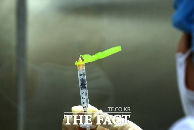 의료계 인사를 비롯한 시민 1000여 명이 '방역 패스'에 반대하는 집단 행정소송을 제기했다. 사진은 기사내용과 무관. /이동률 기자