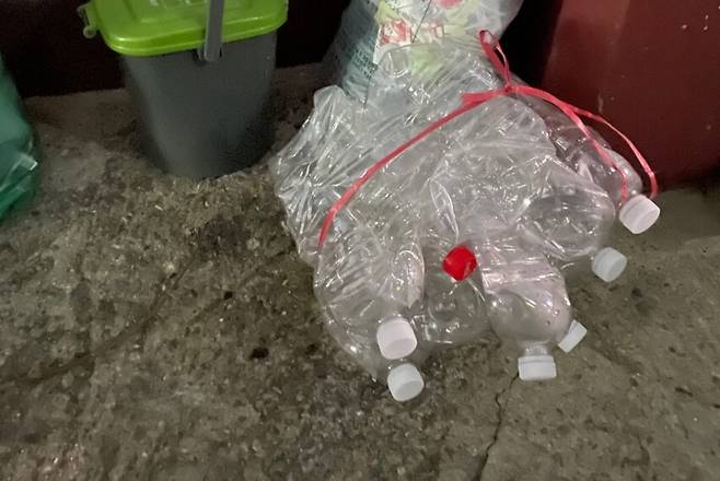 지난달 29일 서울 마포구 도화동 주택가에 버려진 투명페트병. 지난달 25일부터 단독주택으로 확대 적용된 투명페트별 별도배출 제도에 맞게 배출됐다. 김민제 기자