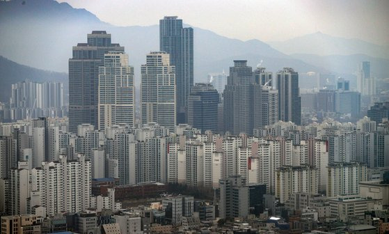 지난 여름 뜨겁게 달아올랐던 주택시장이 연말에 빠르게 식으며 새해를 맞는다. 서울 아파트 모습. 뉴스1