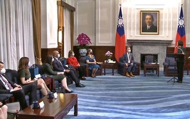 미국 의원단과 회견하는 대만 차이잉원 총통(맨 오른쪽). 출처:야후뉴스