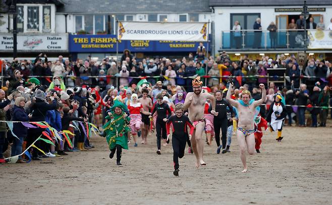영국 잉글랜드 북동부 스카버러 해안에서 현지시간 1일 개최된 새해 자선 행사에 참가한 사람들의 모습.(사진=로이터 연합뉴스)