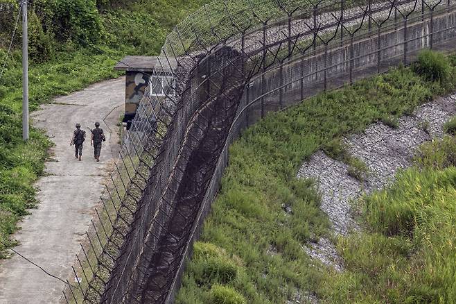 지난 8월 경기도 파주시 접경지역에서 육군 장병이 임진강변 철책을 따라 이동하고 있다. (사진=연합뉴스)