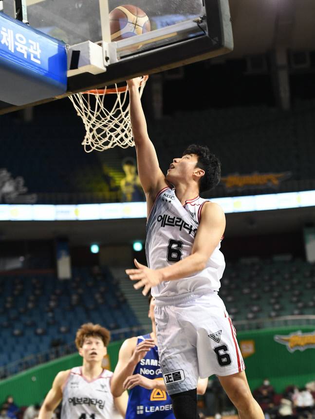 안양 KGC 박지훈이 3일 잠실실내체육관에서 열린 2021~2022 정관장 프로농구 서울 삼성과 경기에서 돌파 후 레이업을 하고 있다. | KBL 제공