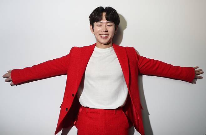 그는 경연 당시 친하게 진했던 (박)민호형이 메이크업 받는게 신기해 '저도 저렇게 해주실 수 있냐'고 부탁해 따라했다고. 굉장히 자신이 특별해 보이고 마음에 들었단다. 하지만 정작 녹화장에서나 시청자 반응 역시 안좋아서 메이크업 선생님께 누가 갈까봐 굉장히 죄송했다고.  그가 '헤헷'하고 웃으며 "그래도 나중에 기회가 되면 또 해보고 싶다" 말한다. / 장련성 기자