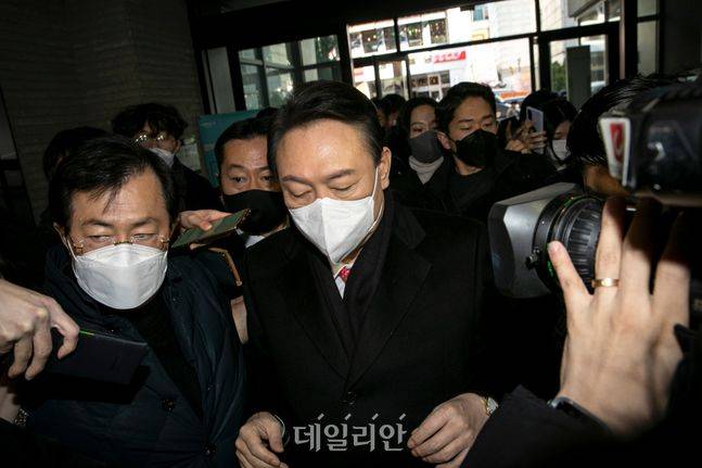 국민의힘 윤석열 후보가 3일 오전 갑작스럽게 이후 일정을 취소하고 서울 영등포구 국민의힘 당사로 들어오고 있다. (공동취재사진) ⓒ데일리안 박항구 기자