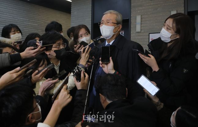 국민의힘 김종인 총괄선대위원장이 3일 오후 서울 여의도 당사를 떠나며 취재진 질문에 답하고 있다. (공동취재사진) ⓒ데일리안 박항구 기자