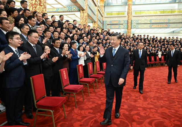 시진핑 중국 국가주석이 지난달 15일 베이징의 인민대회당에서 열린 중국기자협회(ACJA) 회의에 참석, 언론인 대표 및 '올해의 중국 언론인상' 수상자들과 인사를 나누고 있다. 베이징=신화 연합뉴스