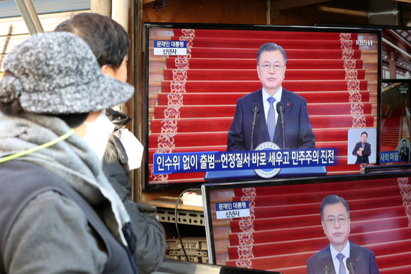 문재인 대통령이 신년사를 발표한 3일 오전 서울 중구 황학동 시장에서 시민들이 TV를 시청하고 있다. 2022.01.03. [사진=뉴시스]