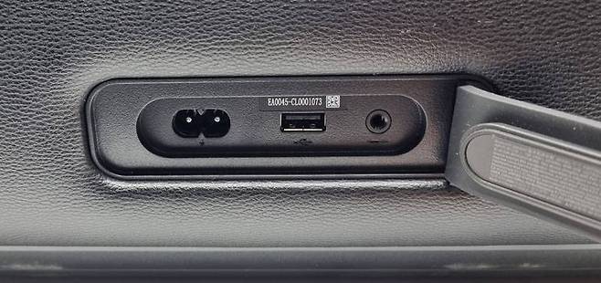 후면의 커버를 열고 전원 케이블, USB 메모리, AUX 케이블을 연결할 수 있다