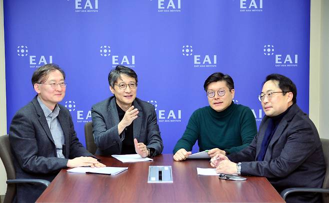 Professor Hwang Jae-ho (from left) speaks with professors Sohn Yul, Chun Chae-sung and Seo Jung-kun in Seoul. (Park Hyun-koo/The Korea Herald).