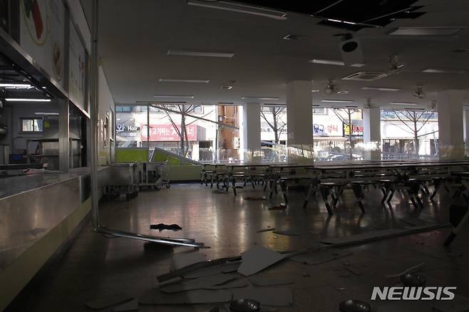 [포항=뉴시스] 이바름 기자 = 3일 오전 7시 23분께 경북 포항시 남구 연일초등학교 급식소가 폭발해 조리원 3명이 화상을 입어 인근 병원으로 이송됐다. 2022.01.03. right@newsis.com