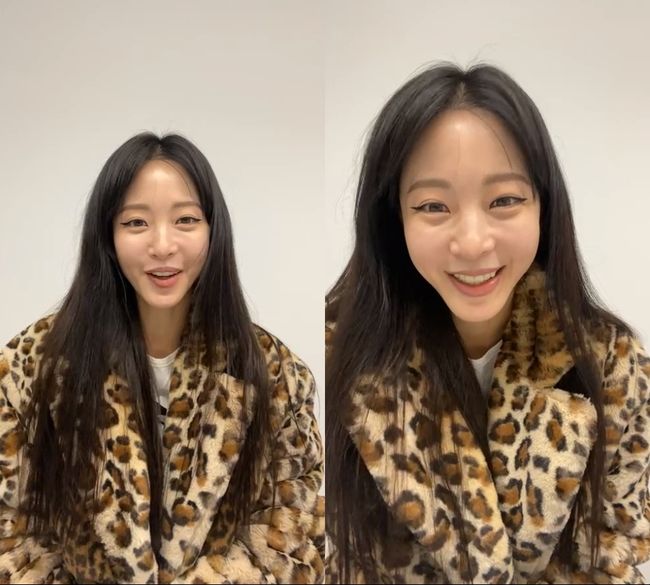 Actor Han Ye-seul has communicated with fans on the first Love Live! broadcast of the new year.Han Ye-seul greeted fans on his SNS on the 3rd, while conducting Love Live! broadcast.Han Ye-seul started the show Love Live! during the meeting. He said of the feeling of the New Year: Its new-born Feelings. I hope there are many good things to do.This year, I am feeling more like that. I rest well and heal well, and this year I am full of energy to run hard. Many people seem to have lost weight, but I always do. I weigh the same. I think its the same, but Ive been slim for a long time.Han Ye-seul also revealed his YouTube activity plan: YouTube is also trying to do it actively.It is not easy to do something without special contents, but those who like me like to shoot without worrying because they like small communication even if it is not special contents.I dont think theres a story, he said.In particular, Han Ye-seul said, I want to do a good work. I am worried and choosing to meet a work like this. I have enjoyed the season 2 of Witcher these days.Go to Emily Paris Season 2 is seen in France and fashion, so Im watching it with surrogate satisfaction. Last year, I enjoyed the squid game. Life is also survival.Han Ye-seul also said, Thank you by reading the comment Cheer for a pretty couple, and said that he is currently in Korea and his style is a consolation.I also want to try fan meetings and cosmetics brand pop-up stores, but I was disappointed that it was difficult because of Corona 19.
