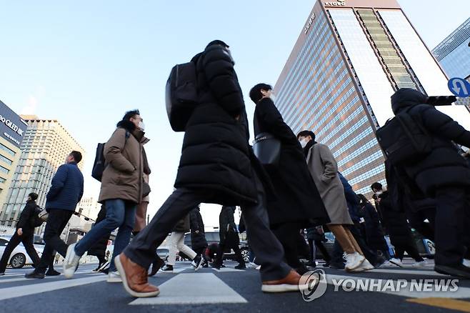 힘찬 발걸음으로 시작하는 새해 (서울=연합뉴스) 김주성 기자 = 새해 첫 월요일인 3일 오전 출근길에 나선 시민들이 서울 광화문 네거리를 지나고 있다. 2022.1.3 utzza@yna.co.kr