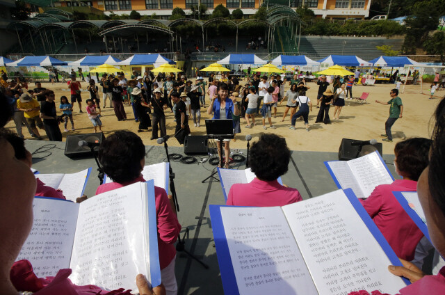 2015년 5월31일 서울 마포구 성산동 성서초등학교 운동장에서 열린 ‘성미산마을축제’ 모습. 정용일 기자 yongil@hani.co.kr