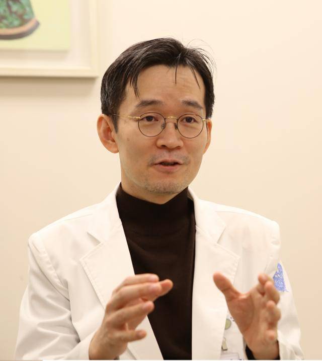 '수두증 치료 전문가'인 박영호 분당서울대병원 신경과 교수는 "기억력이나 인지 기능, 보행 장애가 생겼으면 대개 알츠하이머병을 의심하기 쉬운데 수두증일 가능성도 염두에 둬야 한다"고 했다. 분당서울대병원 제공