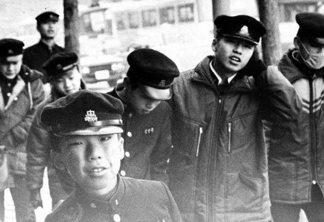 교복, 두발 자유화 전 등교하는 중학생들. 1981.12.20. 한국일보 자료사진