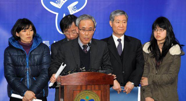 2012년 1월 26일 서울시교육청이 교내 집회 허용, 두발ㆍ복장 자율화 등의 내용이 담긴 `서울 학생인권조례안'을 26일 공포했다. 시교육청에서 열린 공포 기자회견에서 송병춘 감사관 등 참석자들이 질문에 답하고 있다. 2012.1.26. 김주성 기자