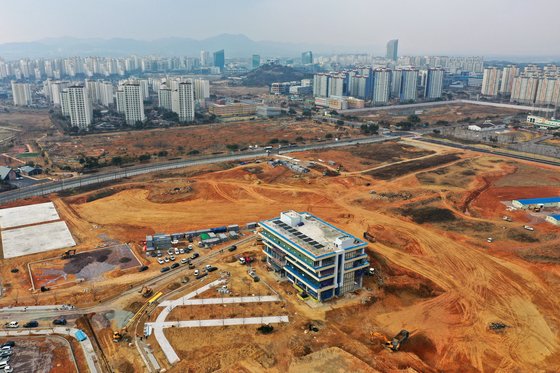 나주의 한전공대 공사현장. 3월 개교인데 건물 한 동만 덩그러니 놓여 있다. 부영이 기증한 골프장 부지(40만㎡)에 2025년까지 캠퍼스 완공을 목표로 하고 있다. [연합뉴스]