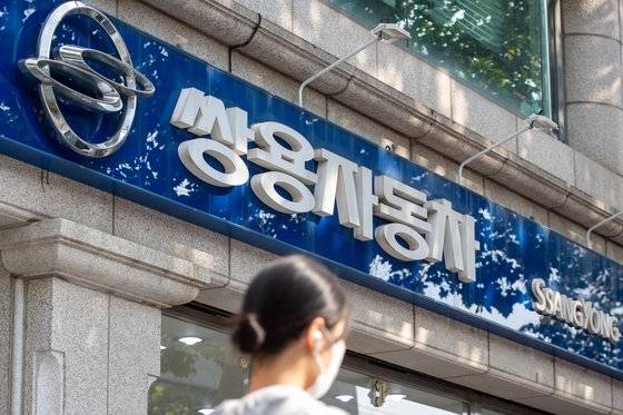 서울시내 한 쌍용자동차 대리점 앞으로 시민이 지나고 있다. 뉴스1