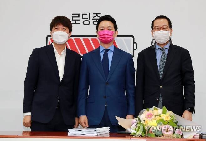 장성민 전 의원(가운데)이 지난해 8월 2일 오전 서울 여의도 국회에서 열린 국민의힘 입당환영식에서 이준석 대표(왼쪽), 권영세 대외협력위원장과 함께 기념촬영을 하고 있다. &nbsp; 연합뉴스