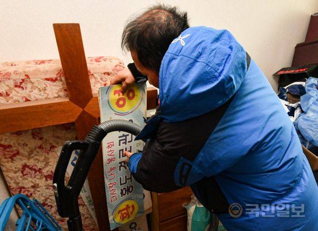 설악산의 마지막 지게꾼 임기종(66)씨가 지난달 20일 강원도 속초의 자택에서 노인들을 위한 효도관광을 진행할 때 사용했던 버스 간판을 보여주고 있다.