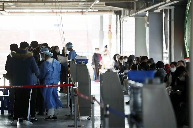 4일 오후 광주 북구보건소 선별진료소에 검사를 받으려는 시민들의 방문이 이어지고 있다. [연합]