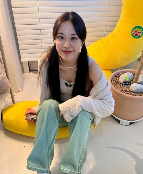 Heo Young-ji has been talking about his current status with a fresh vitamin smile.On the afternoon of the 4th, Heo Young-ji posted a picture on his instagram with the phrase cooker Heo Young-ji.In the photo, Heo Young-ji sat on a banana doll and gave a recent message. He smiled with a cute wink and shot the man.The netizens responded in various ways such as cute, fighting today and cheers style is cool.Meanwhile, Heo Young-ji made his debut as a member of the group KARA in 2014 and has been active in acting and entertainment since then.Heo Young-ji is also appearing as an MC on Revolutions Track, which is broadcast on YouTube channel Studio Carrer.