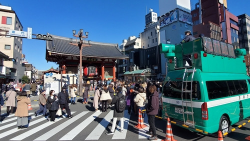 신년 참배 인파로 붐비는 도쿄 (도쿄=연합뉴스) 이세원 특파원 = 지난 3일 오전 일본 도쿄도(東京都) 다이토(台東)구 소재 사찰인 센소지(淺草寺) 정문인 가미나리몬(雷門) 근처 거리가 신년 참배객 등으로 붐비고 있다.