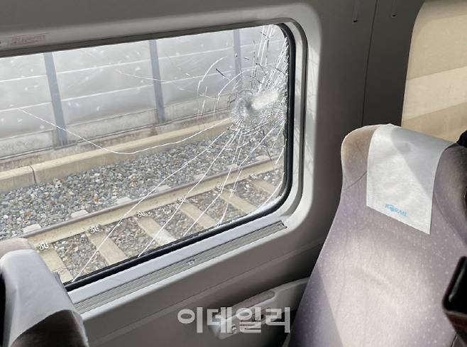 5일 낮 12시50분쯤 서울에서 부산으로 가는 KTX 산천 열차가 철로를 이탈했다. 터널 내 철제구조물이 떨어지면서 열차를 추돌해 뉴스)