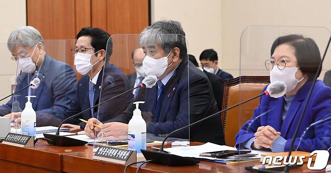 한상혁 방송통신위원장이 지난달 2일 서울 여의도 국회에서 열린 과학기술정보방송통신위원회 전체회의에서 의원들의 질의를 듣고 있다. 왼쪽부터 이경수 과학기술정보통신부 과학기술혁신본부장, 조경식 과학기술정보통신부 제2차관, 한 위원장, 김현 방송통신위원회 부위원장. 2021.12.2/뉴스1 © News1 구윤성 기자