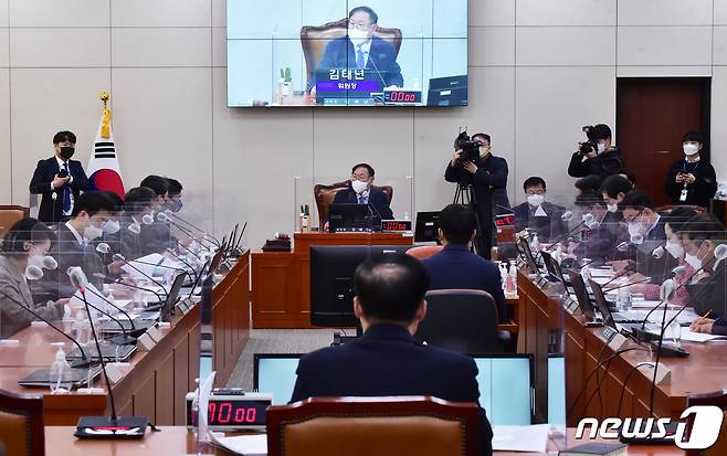 김태년 국회 정치개혁특별위원장이 4일 서울 여의도 국회에서 열린 정개특위 전체회의를 주재하고 있다. 2022.1.4/뉴스1 © News1 구윤성 기자