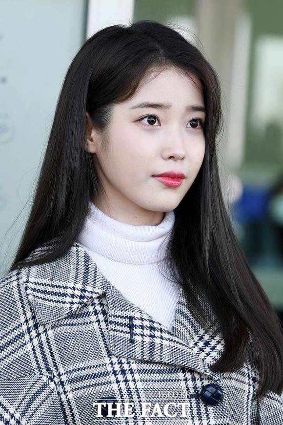 아이유의 다큐메터리와 관련해 팬 차별 지적이 나오자 소속사가 "작가의 개인 판단으로 생긴 오해"라고 설명하며 심려를 끼친 것을 사과했다. /더팩트 DB
