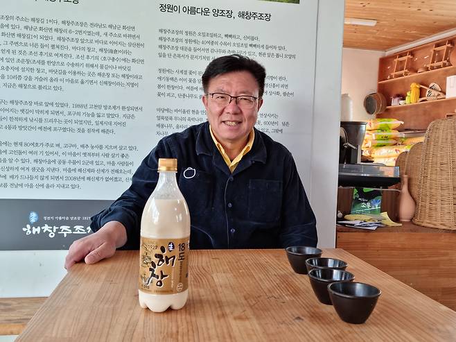 해창주조장 오병인 대표가 해창 18도 막걸리를 소개하고 있다. 양조장 출고 가격이 11만원인 국내 최고가 막걸리다. /박순욱 기자