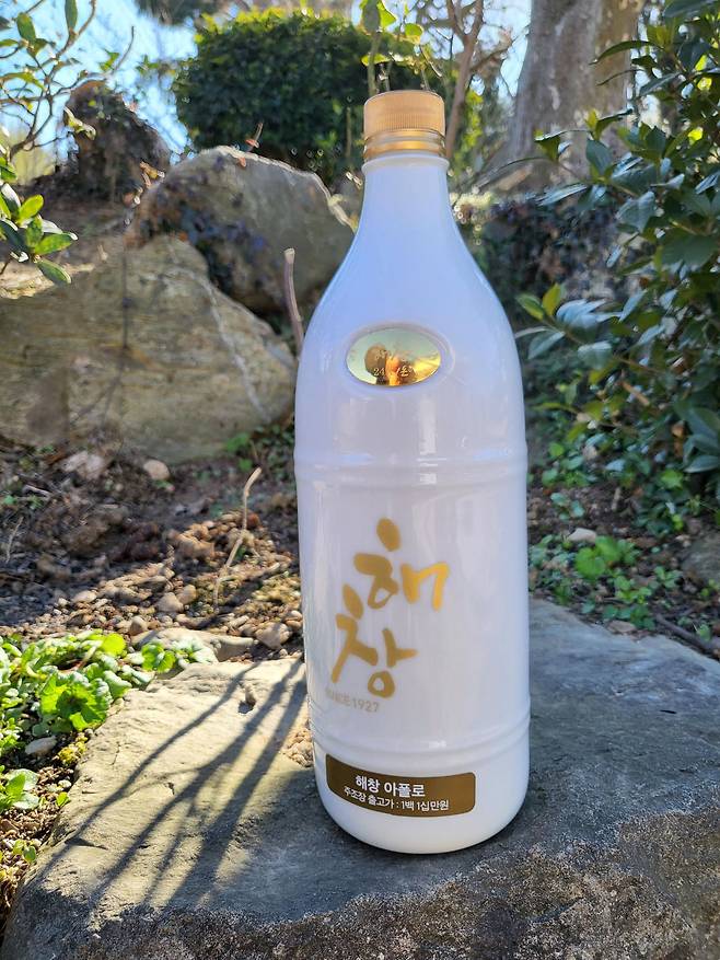 해창주조장이 새해에 선보이는 신제품 '해창막걸리 아폴로 21도' 제품. 도자기병에 금 한돈으로 '해창' 글자를 새겼다. 출고가 110만원. /해창주조장