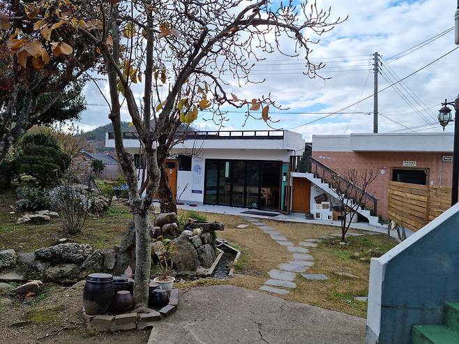 해창주조장 정원 옆 양조장 전경. 2014년 찾아가는 양조장으로도 선정됐다. /박순욱 기자