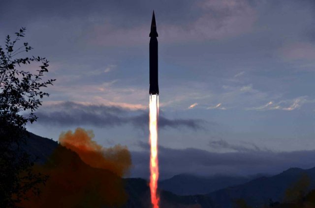 북한이 새로 개발했다는 극초음속미사일의 시험발사 장면을 29일 공개했다. 노동당 기관지 노동신문은 이 미사일의 이름이 ‘화성-8‘형이라며 관련 사진을 보도했다. 2021/09/29  (평양 노동신문=뉴스1)