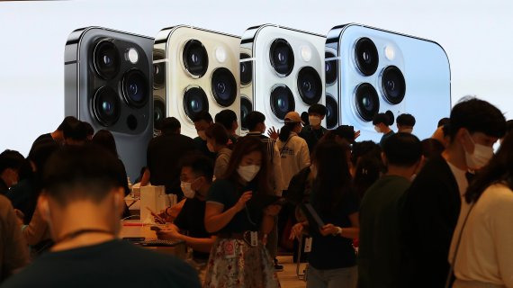 애플의 스마트폰 아이폰13 시리즈 판매가 시작된 지난해 10월 8일 오후 서울 강남구 애플 가로수길에서 고객들이 아이폰13을 살펴보고 있다. 2021.10.8/뉴스1 © News1 박세연 기자 /사진=뉴스1