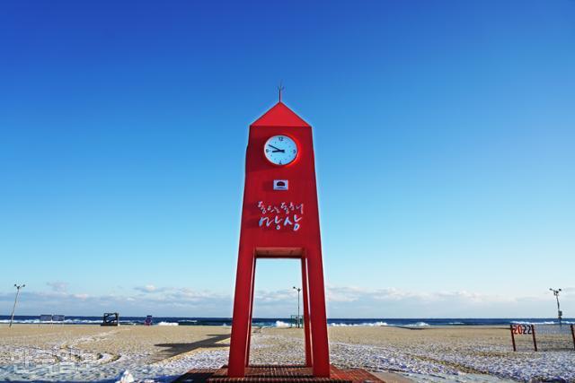 동해 망상해변의 시계탑 뒤로 거칠 것 없는 백사장과 바다가 펼쳐진다.