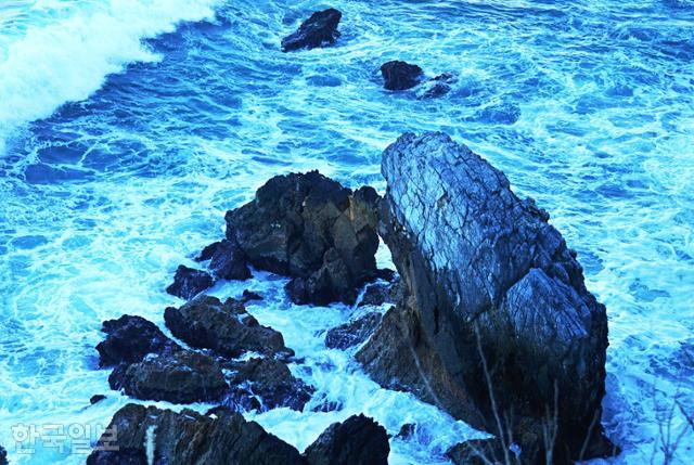 '행복한섬길'은 기암괴석과 어우러진 바다를 보며 걷는 길이다.