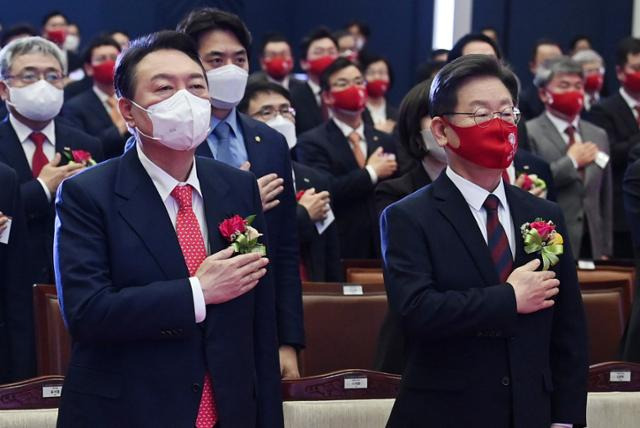 이재명 더불어민주당 대선후보와 윤석열 국민의힘 대선후보가 3일 오전 서울 여의도 한국거래소에서 열린 2022년 증권·파생상품시장 개장식에서 국기에 경례하고 있다. 국회사진기자단