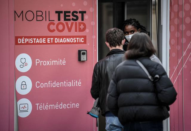 시민들이 지난 12월 프랑스 파리에서 코로나19 검사를 위해 대기하고 있다. AFP 연합뉴스