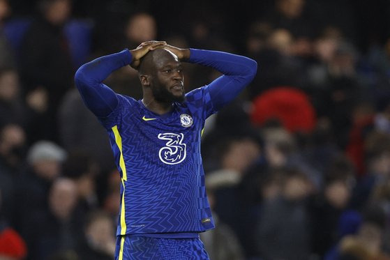 Soccer Football - Premier League - Chelsea v Brighton & Hove Albion - Stamford Bridge, London, Britain - December 29, 2021 Chelsea's Romelu Lukaku after the match Action Images via Reuters/John Sibley EDITORIAL USE ONLY. No use with unauthorized audio, video, data, fixture lists, club/league logos or 'live' services. Online in-match use limited to 75 images, no video emulation. No use in betting, games or single club /league/player publications. Please contact your account representative for further details.  〈저작권자(c) 연합뉴스, 무단 전재-재배포 금지〉