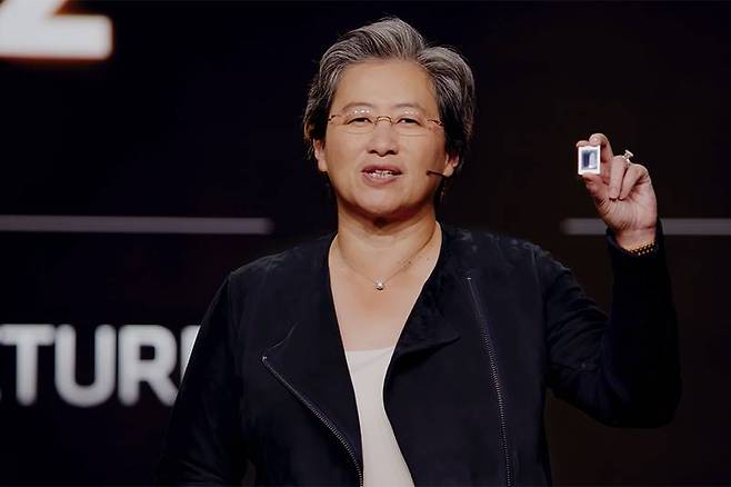 AMD 최고경영자 리사 수 박사가 AMD 라이젠 6000 시리즈 모바일 APU를 소개하고 있다. 출처=AMD