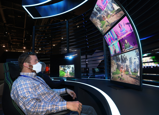 A visitor tries out the Odyssey Ark gaming monitor at the CES 2022 tech festival on Wednesday in Las Vegas. The monitor is set for release within the latter half of this year. [YONHAP]