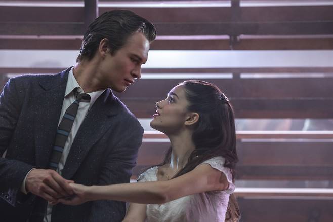 Ansel Elgort as Tony and Rachel Zegler as Maria in 20th Century Studios` WEST SIDE STORY. [사진 제공 = 월트디즈니컴퍼니코리아]