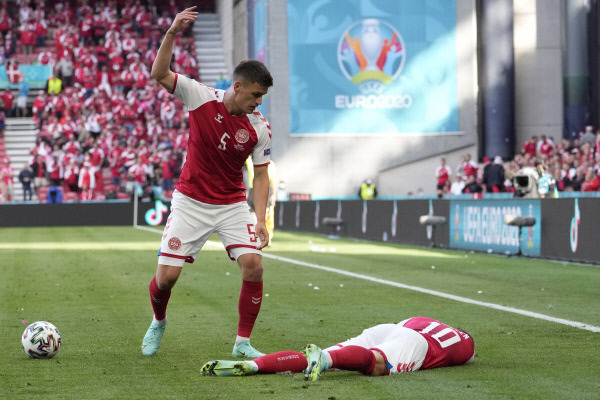 덴마크의 크리스티안 에릭센(오른쪽)이 지난해 6월 덴마크 코펜하겐 파르켄 스타디움에서 열린 유럽축구선수권대회 B조 조별리그 1차전 도중 심장마비로 그라운드에 쓰러졌다. AP뉴시스