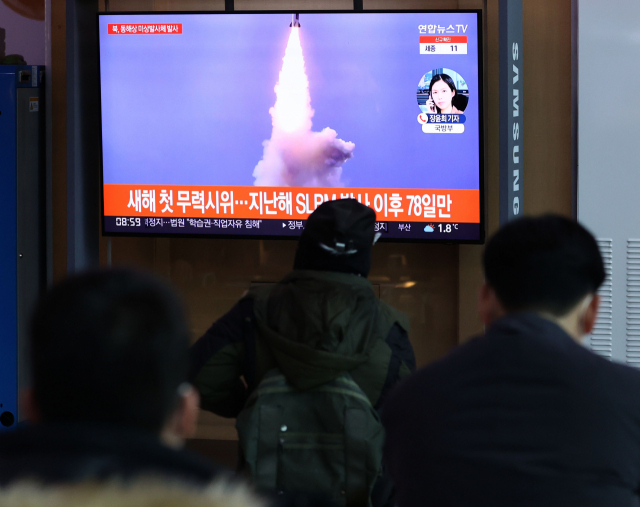5일 오전 서울역에서 시민들이 북한 발사체 관련 뉴스를 지켜보고 있다. /연합뉴스