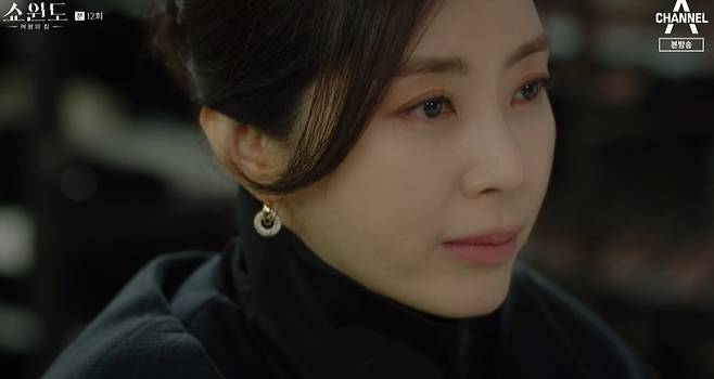 Song Yoon-ah declared divorce Irreplaceable You to Lee Sung-jae and Jeon So-min and fought back, calling the cracks of the two.On Channel As House of the Showwindo, which aired on the 4th, Han Sun-joo was shown counterattacking Shin Myung-seop (Lee Sung-jae) and Yoon Mi-ra (Jeon So-min).When Shin Myung-seop and Yoon Mi-ra tried to put the book of the gallery into a corner and drive the chairman Kang Im (Moon Hee-kyung) to the corner, Han Seon-ju pulled out the knife.Han Seon-ju visited a shoe factory that he knew well from the past and asked him to distribute the design of Queen Victoria shoe at a full price, instead through his China dealership.The customer was a customer related to the eternal leather of Yoon Mi-ra in the past and tried to crack between Yoon Mi-ra and Shin Myung-seop.Han Seon-ju also returned to his affectionate wife and told her doubtful Shin Myung-seop that he would accept the coexistence of the three.I dont have time to rely on you, so you can help me.Han Sun-joo said, It would be better if you were to coexist peacefully and happily, than to lose you and your family. Whoever you meet, do what you want.However, my husband, my children, be faithful as a father, he suggested, confusing Shin Myung-seop.Yoon Mi-ra had a list of customers in the case of Youngwon leather two years ago, and Shin Myung-seop suspected Yoon Mi-ra.When he found the crypt together on the anniversary of Miras parents, he said, Lets have a child. But even in his own request, Yunmira looked completely unaware and said, Is that you?Is that you who distributed it to Queen Victoria China? Yun Mi-ra was angry, saying, I really am not.In the meantime, Han Sun-joo, who came to Yun Mi-ra, said, Yoon Mi-ra, you live as a woman who can not stand next to Shin Myung-seop until you die.Ill be a bastard, too, and Ill be a bastard.He then handed over a summons from the prosecution, saying he knew that the gallery transaction book was Falsify.Han Sun-joo warned, Just prepare to take care of what you have done so far. Yoon Mi-ra could not hide his anxious expression.Shin Myung-seop handed a plane ticket to Yoon Mi-ra, who received a prosecutors summons, and thought about sending Mira overseas, saying that he would handle it all if he went abroad for a while.Shin Myung-seop said, Im hiding until I call it. Yoon Mi-ra shed tears and appealed, I just wanted to be next to you.However, ahead of his departure, Yoon Mi-ra called Han Sun-joo and suggested that I have proof that your mother is innocent.Yoon Mi-ra said, I will give you this data, if you divorce. He first asked for divorce, and Han Sun-ju first told me to hand over the data.In the end, Yoon Mi-ra went to the tea (Kim Seung-soo) and told him to help him, and instead of going abroad, he hid in the house provided by the tea.On the other hand, Han Seon-ju made a way to make Yun Mi-ra come out in front of him on his feet, and then the two peoples remind wedding ceremony where the incident occurred, and the appearance of Han Seon-ju and Shin Myung-seop kissing affectionately was re-illuminated and tense.