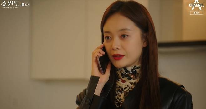 Song Yoon-ah declared divorce Irreplaceable You to Lee Sung-jae and Jeon So-min and fought back, calling the cracks of the two.On Channel As House of the Showwindo, which aired on the 4th, Han Sun-joo was shown counterattacking Shin Myung-seop (Lee Sung-jae) and Yoon Mi-ra (Jeon So-min).When Shin Myung-seop and Yoon Mi-ra tried to put the book of the gallery into a corner and drive the chairman Kang Im (Moon Hee-kyung) to the corner, Han Seon-ju pulled out the knife.Han Seon-ju visited a shoe factory that he knew well from the past and asked him to distribute the design of Queen Victoria shoe at a full price, instead through his China dealership.The customer was a customer related to the eternal leather of Yoon Mi-ra in the past and tried to crack between Yoon Mi-ra and Shin Myung-seop.Han Seon-ju also returned to his affectionate wife and told her doubtful Shin Myung-seop that he would accept the coexistence of the three.I dont have time to rely on you, so you can help me.Han Sun-joo said, It would be better if you were to coexist peacefully and happily, than to lose you and your family. Whoever you meet, do what you want.However, my husband, my children, be faithful as a father, he suggested, confusing Shin Myung-seop.Yoon Mi-ra had a list of customers in the case of Youngwon leather two years ago, and Shin Myung-seop suspected Yoon Mi-ra.When he found the crypt together on the anniversary of Miras parents, he said, Lets have a child. But even in his own request, Yunmira looked completely unaware and said, Is that you?Is that you who distributed it to Queen Victoria China? Yun Mi-ra was angry, saying, I really am not.In the meantime, Han Sun-joo, who came to Yun Mi-ra, said, Yoon Mi-ra, you live as a woman who can not stand next to Shin Myung-seop until you die.Ill be a bastard, too, and Ill be a bastard.He then handed over a summons from the prosecution, saying he knew that the gallery transaction book was Falsify.Han Sun-joo warned, Just prepare to take care of what you have done so far. Yoon Mi-ra could not hide his anxious expression.Shin Myung-seop handed a plane ticket to Yoon Mi-ra, who received a prosecutors summons, and thought about sending Mira overseas, saying that he would handle it all if he went abroad for a while.Shin Myung-seop said, Im hiding until I call it. Yoon Mi-ra shed tears and appealed, I just wanted to be next to you.However, ahead of his departure, Yoon Mi-ra called Han Sun-joo and suggested that I have proof that your mother is innocent.Yoon Mi-ra said, I will give you this data, if you divorce. He first asked for divorce, and Han Sun-ju first told me to hand over the data.In the end, Yoon Mi-ra went to the tea (Kim Seung-soo) and told him to help him, and instead of going abroad, he hid in the house provided by the tea.On the other hand, Han Seon-ju made a way to make Yun Mi-ra come out in front of him on his feet, and then the two peoples remind wedding ceremony where the incident occurred, and the appearance of Han Seon-ju and Shin Myung-seop kissing affectionately was re-illuminated and tense.