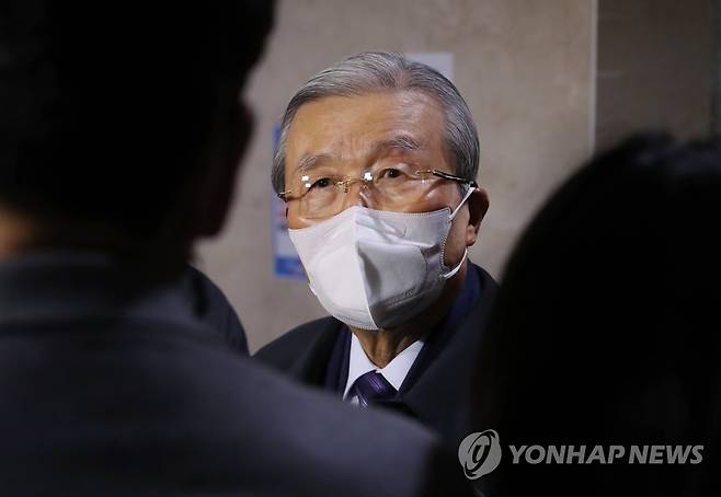 김종인 "뜻이 안맞으면 헤어지는 것" (서울=연합뉴스) 총괄선대위원장직에서 스스로 물러나겠다는 뜻을 밝힌 국민의힘 김종인 총괄선대위원장이 5일 오전 서울 종로구 자신의 사무실로 출근하며 취재진 질문에 답하고 있다. 2022.1.5 [국회사진기자단] uwg806@yna.co.kr